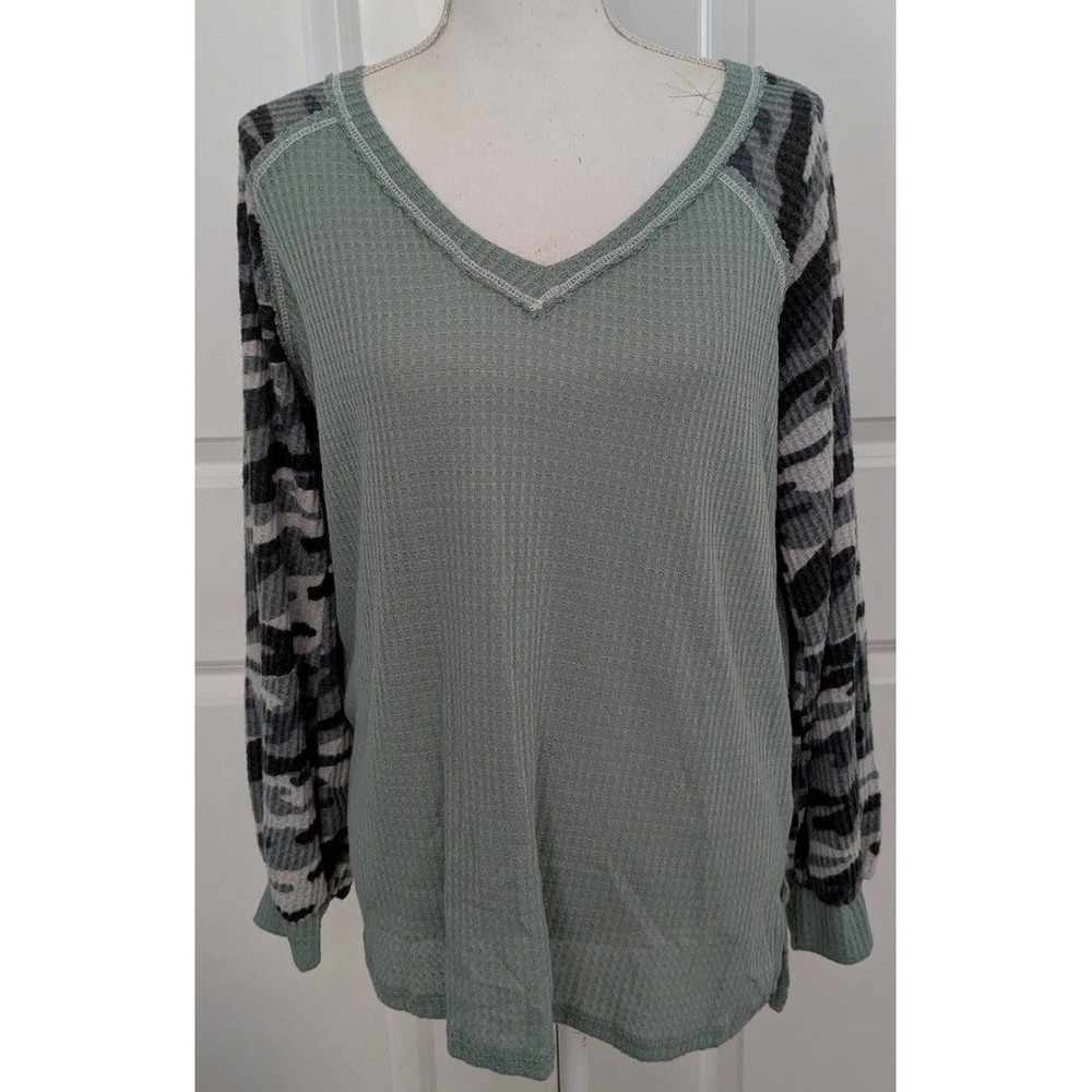 White Birch Sage Green Waffle Knit Camo Raglan Sleeve V-Neck Top Small